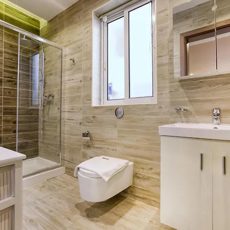 Comfortable Family In With Terrace & 2 Bathrooms * 莫斯塔