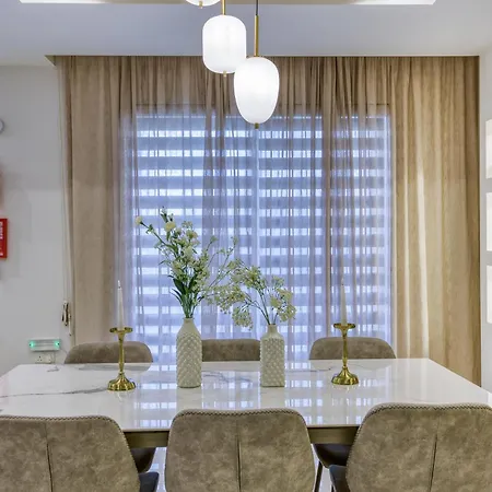 Comfortable Family In With Terrace & 2 Bathrooms *